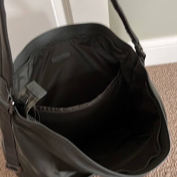 Lululemon LARGE bucket tote with shoe bag - Picture 3 of 5